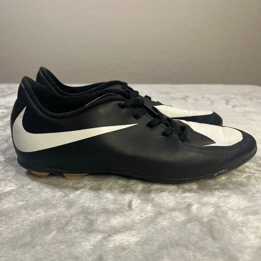Nike Bravata Soccer Cleats Youth 4 FG Black White Kids 749906-011 Boys Unisex